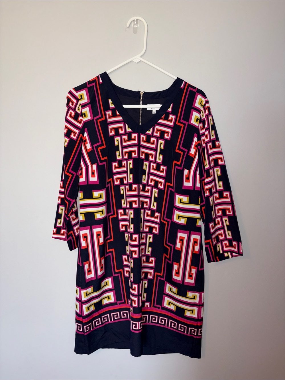 crown & ivy Geometric V-Neck Shift Dress in Navy, Pink and Gold Accents Small